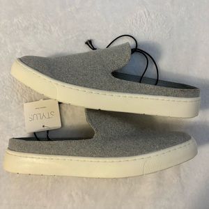 NWT! New Stylus Memory Foam Gray Flannel
Sneakers Slides Size 6.5